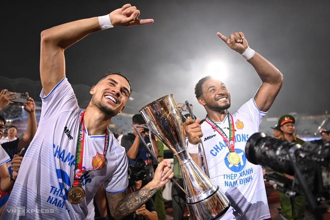 Nam Định vô địch V-League lần đầu tiên Nam Định vô địch V-League lần đầu tiên